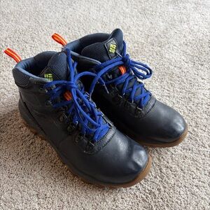 Columbia Men’s Newton Ridge Plus II Waterproof Hiking Boots, Size 7 Wide, Navy